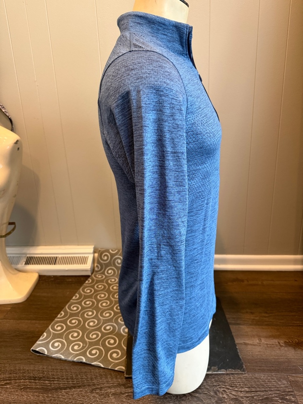 B40 lululemon athletica Men's Small Heathered Blue Half-Zip Pullover - Picture 2 of 5